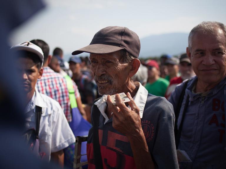Zigtausende Venezolaner versuchen über die Grenze nach Kolumbien zu fliehen - hier über die Brücke Simón Bolívar, aufgenommen im Juni 2018