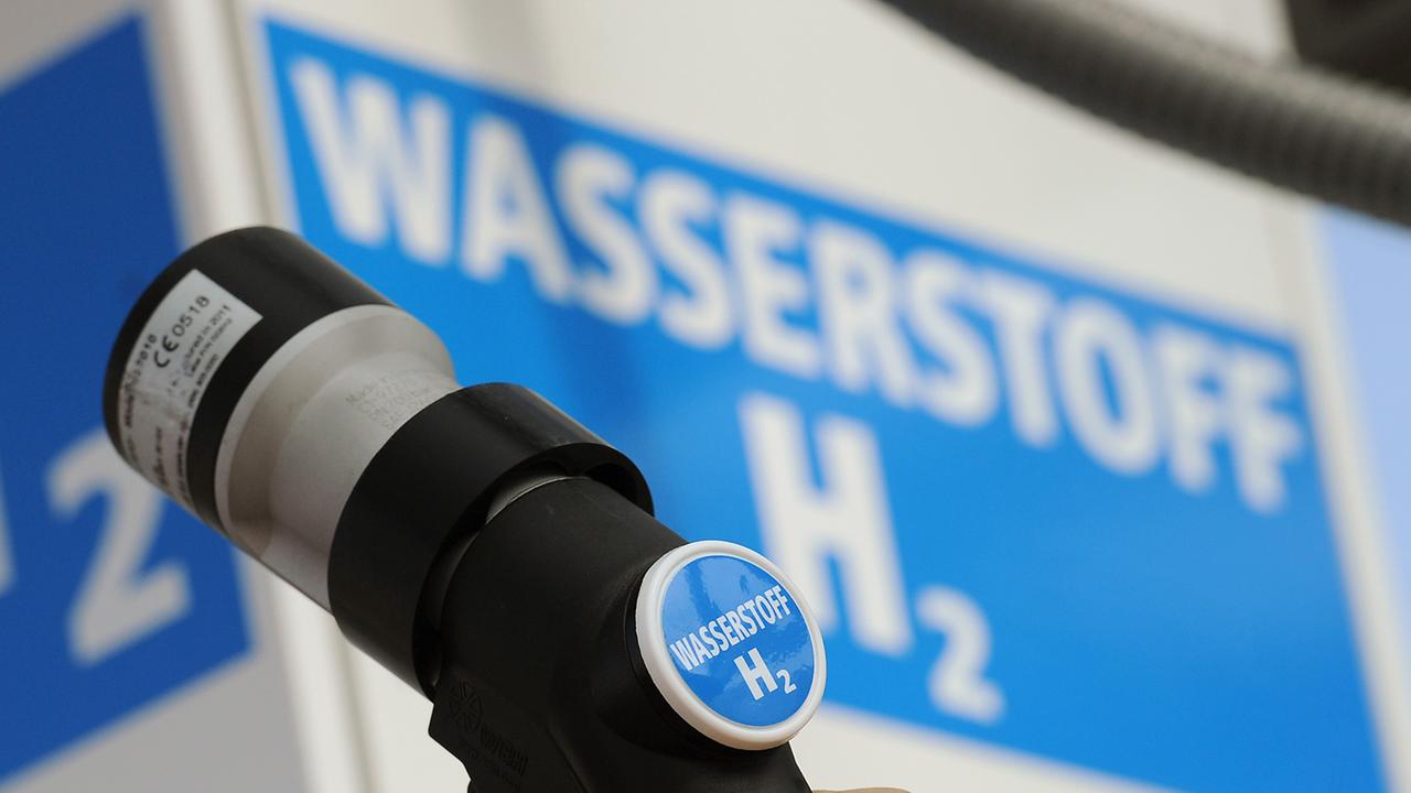 Ein Mann hält am 18.04.2012 den Zapfhahn einer Wasserstoff-Tanksäule an ein Auto auf einer Tankstelle in Berlin. Ein Mann hält am 18.04.2012 den Zapfhahn einer Wasserstoff-Tanksäule an ein Auto auf einer Tankstelle in Berlin.