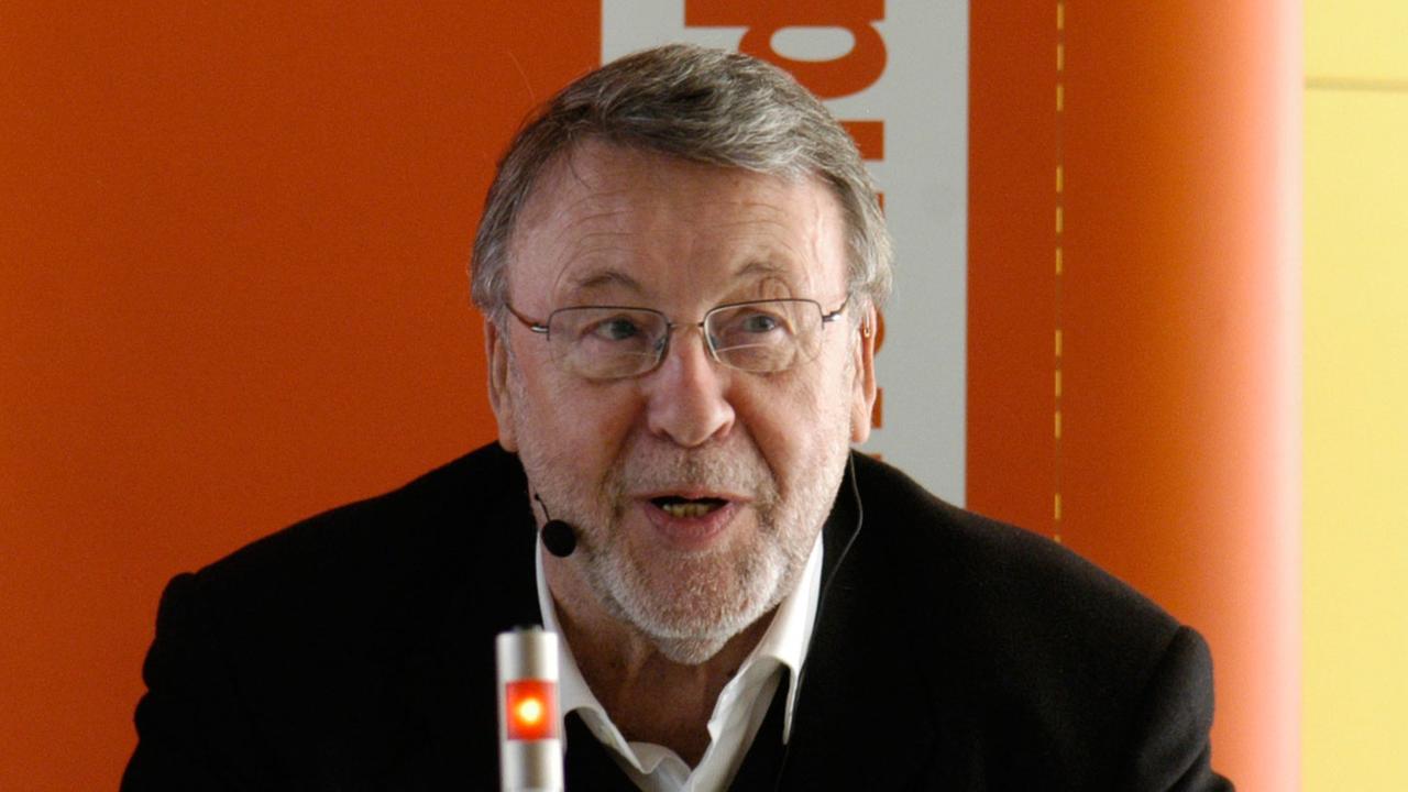 Günter Lamprecht ist Gustav - auf dem Foto zu Besuch am Stand von Deutschlandradio Kultur auf der Leipziger Buchmesse im Jahr 2007. Günter Lamprecht ist Gustav - auf dem Foto zu Besuch am Stand von Deutschlandradio Kultur auf der Leipziger Buchmesse im Jahr 2007.