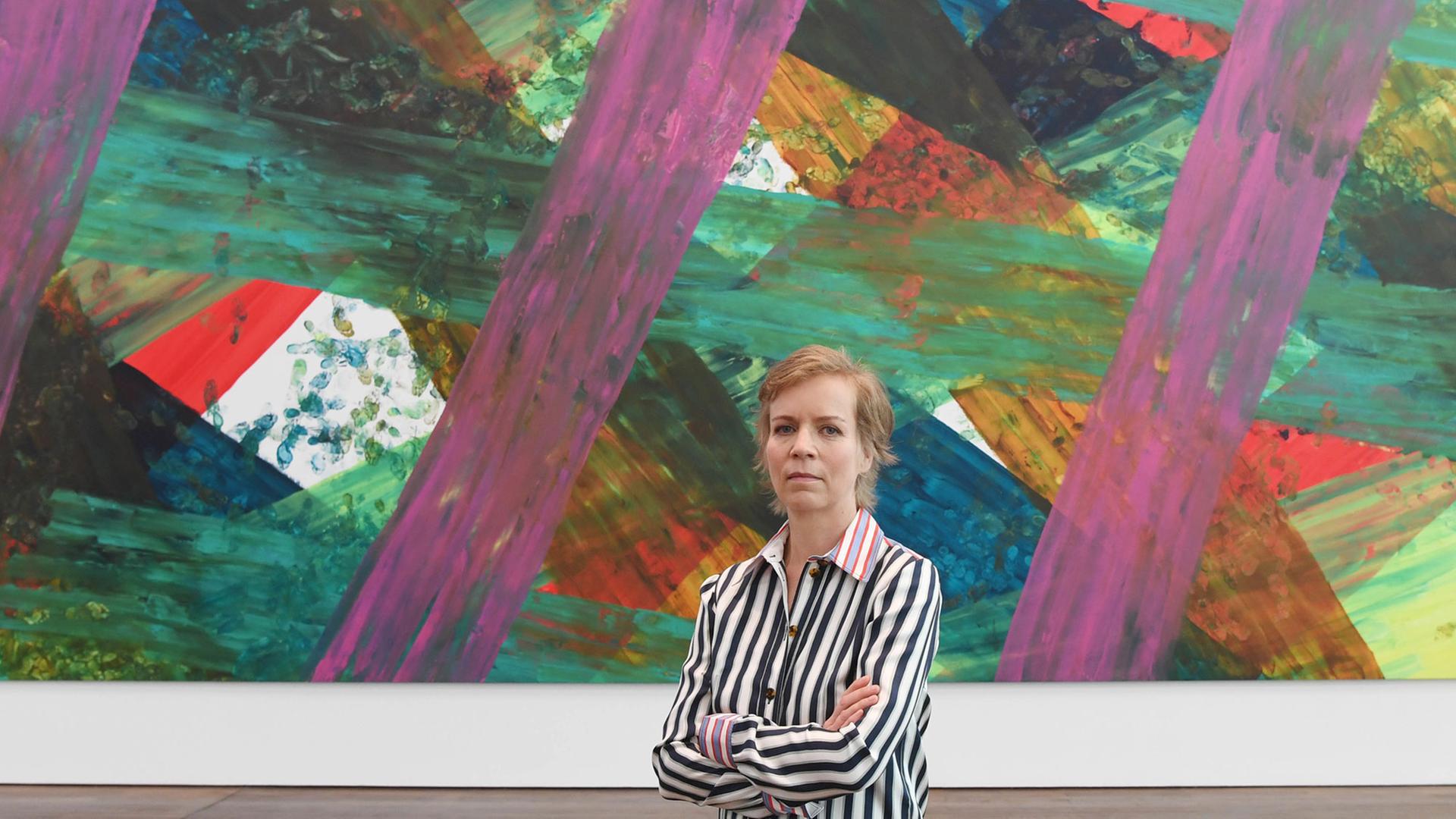 Die Künstlerin Katharina Grosse steht im Museum Frieder Burda in Baden-Baden vor ihrem Werk "Ohne Titel" aus dem Jahr 2005. Die Künstlerin Katharina Grosse steht im Museum Frieder Burda in Baden-Baden vor ihrem Werk "Ohne Titel" aus dem Jahr 2005.
