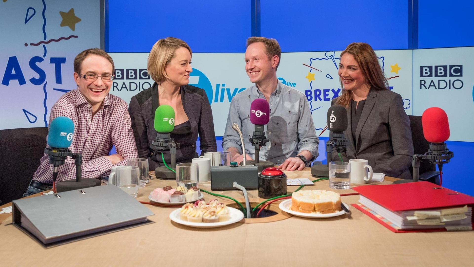 Die vier Journalisten des Brexitcast sitzen bei einer Aufnahme im Studio Die vier Journalisten des Brexitcast sitzen bei einer Aufnahme im Studio