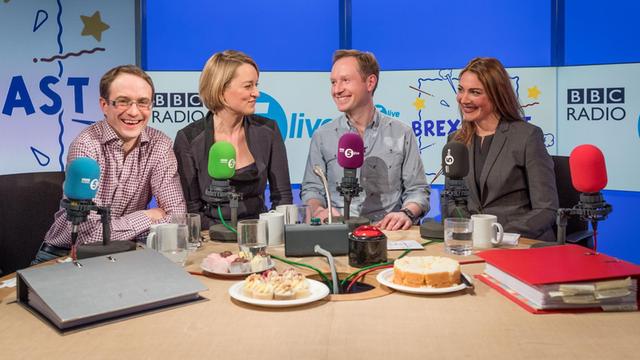 Die vier Journalisten des Brexitcast sitzen bei einer Aufnahme im Studio