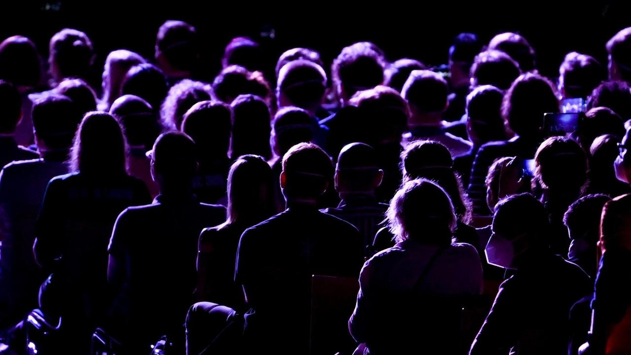 Sachsen, Leipzig: Probanden eines Großversuchs der Universitätsmedizin Halle/Saale verfolgen in der Arena Leipzig ein Konzert des Popsängers Tim Bendzko. Sachsen, Leipzig: Probanden eines Großversuchs der Universitätsmedizin Halle/Saale verfolgen in der Arena Leipzig ein Konzert des Popsängers Tim Bendzko.