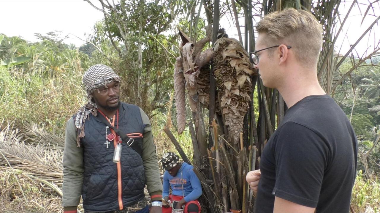Der Reporter Adrian Kriesch interviewt einen kamerunischen Separatisten.