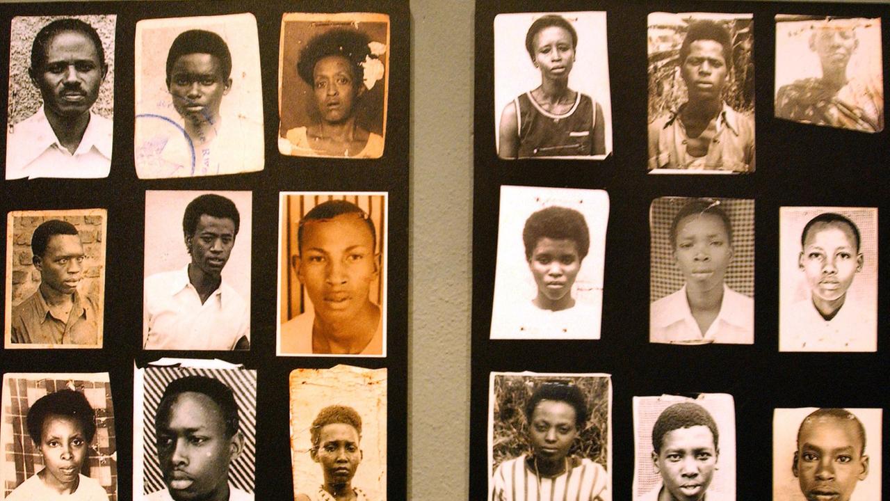 Fotografien von Opfern des Völkermordes befinden sich am 15.01.2006 in einer Gedenkstätte in Ruandas Hauptstadt Kigali. Fotografien von Opfern des Völkermordes befinden sich am 15.01.2006 in einer Gedenkstätte in Ruandas Hauptstadt Kigali.