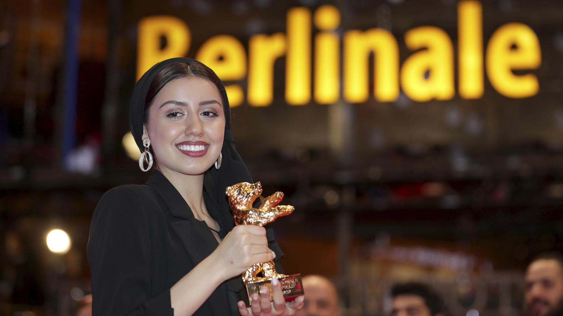 Baran Rasoulof, die Tochter von dem Regisseur, auf der Berlinale. Baran Rasoulof, die Tochter von dem Regisseur, auf der Berlinale.