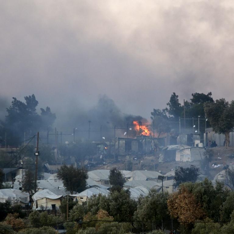 Das Foto zeigt ein Feuer im Flüchtlingslager Moria auf der griechischen Insel Lesbos.