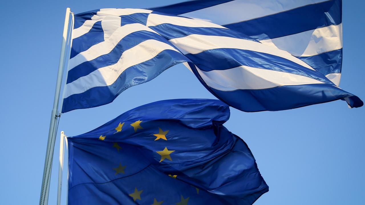 Die griechische und europäische Fahne wehen am Himmel Die griechische und europäische Fahne wehen am Himmel
