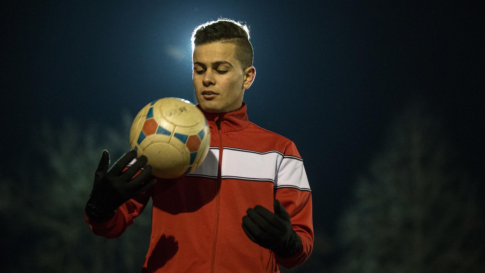 Der 21-jährige Amar Omar Yado, der als Flüchtling aus dem Irak kam, spielt beim Training der Integrationsmannschaft des ESV Neuaubing in München mit einem Ball, aufgenommen 2016.