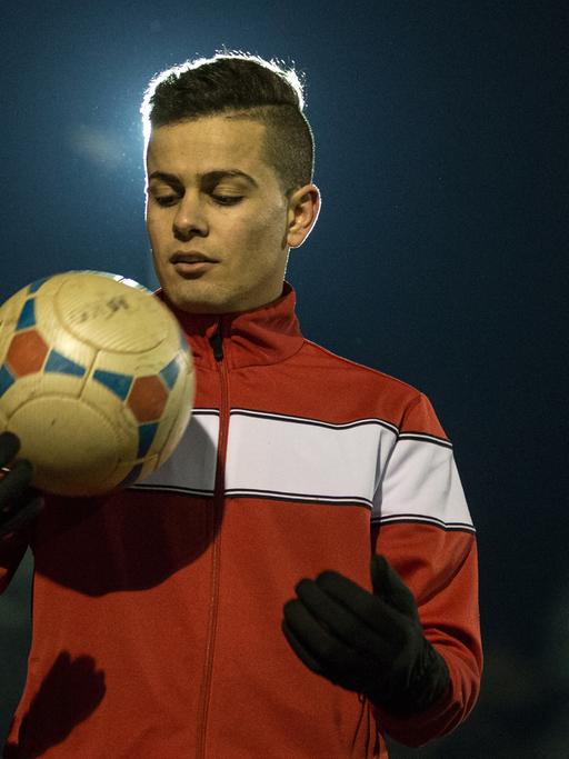 Der 21-jährige Amar Omar Yado, der als Flüchtling aus dem Irak kam, spielt beim Training der Integrationsmannschaft des ESV Neuaubing in München mit einem Ball, aufgenommen 2016.