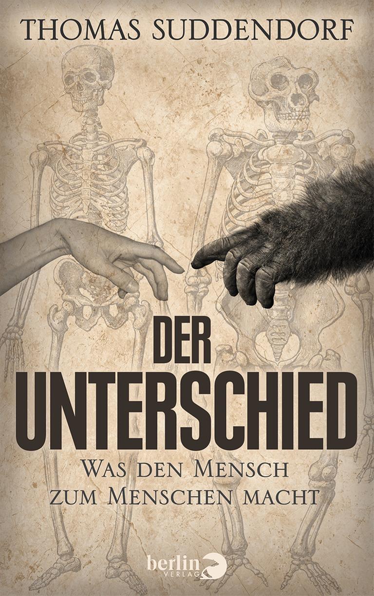 Umschlagfoto des Buches von Thomas Suddendorf: Der Unterschied. Zu sehen sind eine Menschen- und eine Gorillahand vor den Skeletten der jeweiligen Art. Umschlagfoto des Buches von Thomas Suddendorf: Der Unterschied. Zu sehen sind eine Menschen- und eine Gorillahand vor den Skeletten der jeweiligen Art.