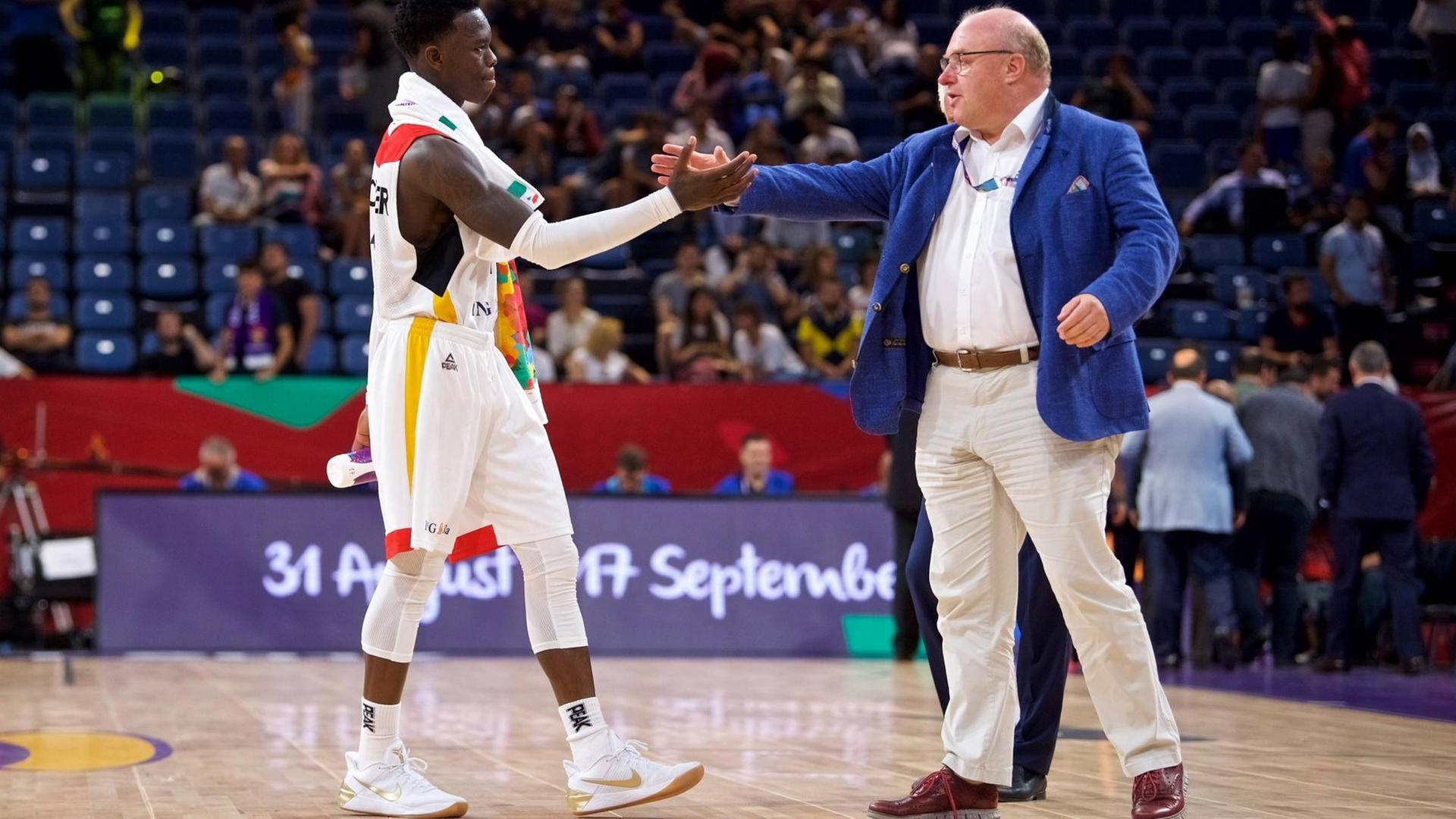 Am 12.09.2017 beim Viertelfinale Deutschland-Spanien der Europameisterschaft der Herren: Basketball-Nationalspieler Dennis Schröder mit DBB-Präsident Ingo Weiss. Am 12.09.2017 beim Viertelfinale Deutschland-Spanien der Europameisterschaft der Herren: Basketball-Nationalspieler Dennis Schröder mit DBB-Präsident Ingo Weiss.