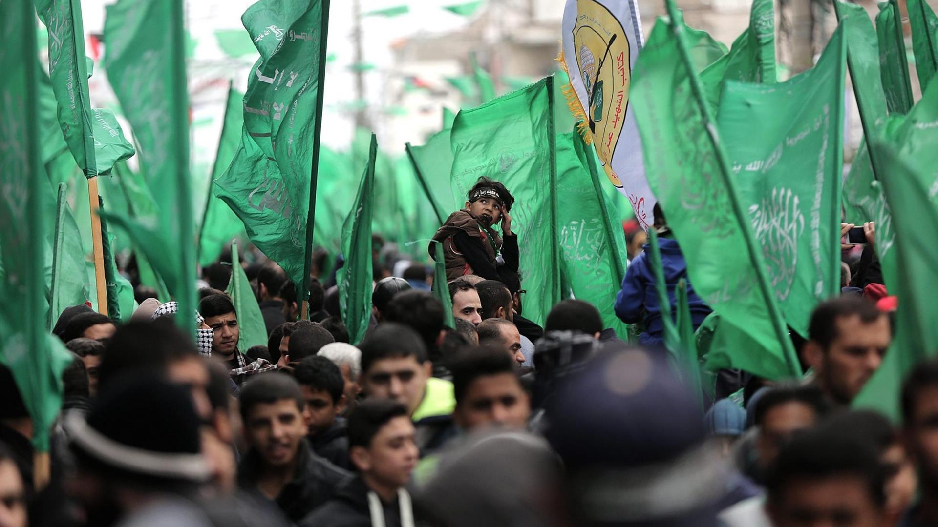 Anhänger der Hamas demonstrieren am 14.12.2016 in Gaza-Stadt. Anhänger der Hamas demonstrieren am 14.12.2016 in Gaza-Stadt.
