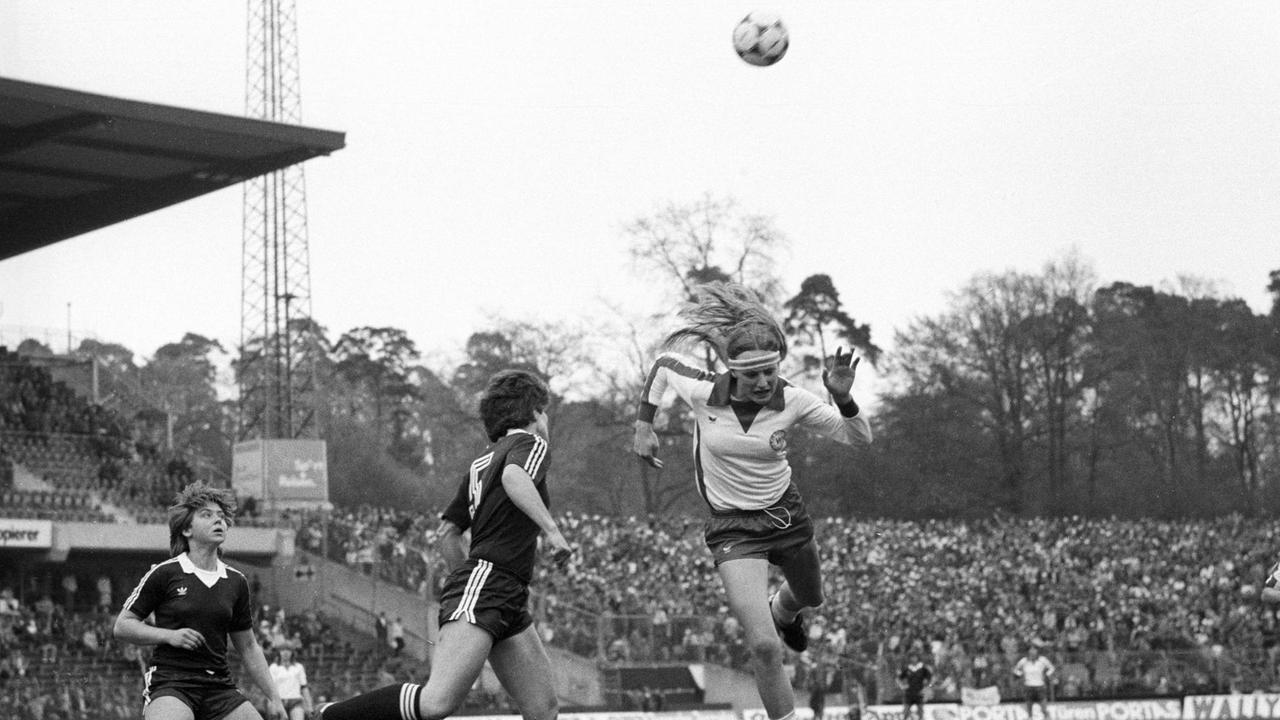 Bildnummer: 09163795 Datum: 01.05.1982 Copyright: imago/Ferdi Hartung
DFB Pokalfinale der Frauen 1982 / SSG 09 Bergisch Gladbach vs. VfL Wittekind Wildeshausen 3:0; Fussball GER Hartung810eB vsw vneg xdp quer DFB Pokal Pokalspiel 1981 1982 Pokalfinale Finale Frankfurt/M. Frauen Frauenfussball
Image number 09163795 date 01 05 1982 Copyright imago Ferdi Hartung DFB Cup finals the Women 1982 SSG 09 Bergisch Gladbach vs VfL 3 0 Football ger Vsw Vneg horizontal DFB Cup Cup tie 1981 1982 Cup finals Final Frankfurt m Women Women\u0026#39;s football Bildnummer: 09163795 Datum: 01.05.1982 Copyright: imago/Ferdi Hartung
DFB Pokalfinale der Frauen 1982 / SSG 09 Bergisch Gladbach vs. VfL Wittekind Wildeshausen 3:0; Fussball GER Hartung810eB vsw vneg xdp quer DFB Pokal Pokalspiel 1981 1982 Pokalfinale Finale Frankfurt/M. Frauen Frauenfussball
Image number 09163795 date 01 05 1982 Copyright imago Ferdi Hartung DFB Cup finals the Women 1982 SSG 09 Bergisch Gladbach vs VfL 3 0 Football ger Vsw Vneg horizontal DFB Cup Cup tie 1981 1982 Cup finals Final Frankfurt m Women Women\u0026#39;s football
