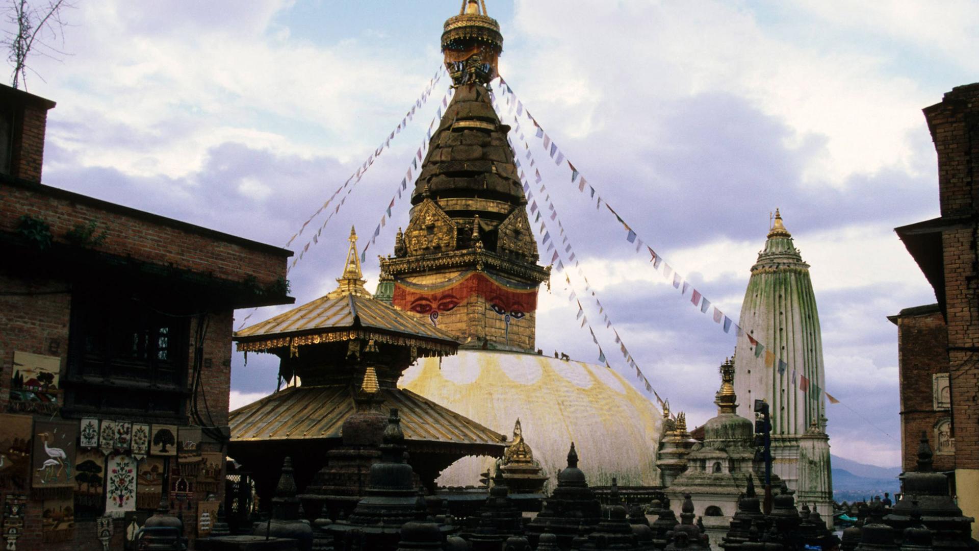 Der Stupa von Swayambhunath, das beherrschende Element der Tempelanlage. Der Stupa von Swayambhunath, das beherrschende Element der Tempelanlage.