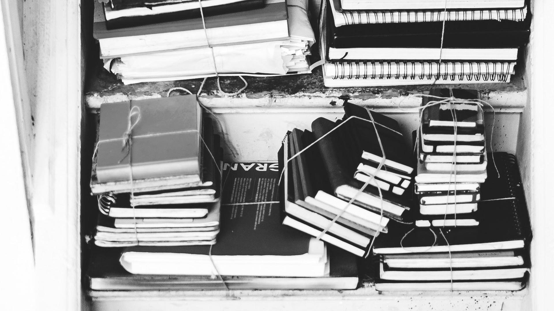Ein Stapel Hefte und Notizbücher Ein Stapel Hefte und Notizbücher