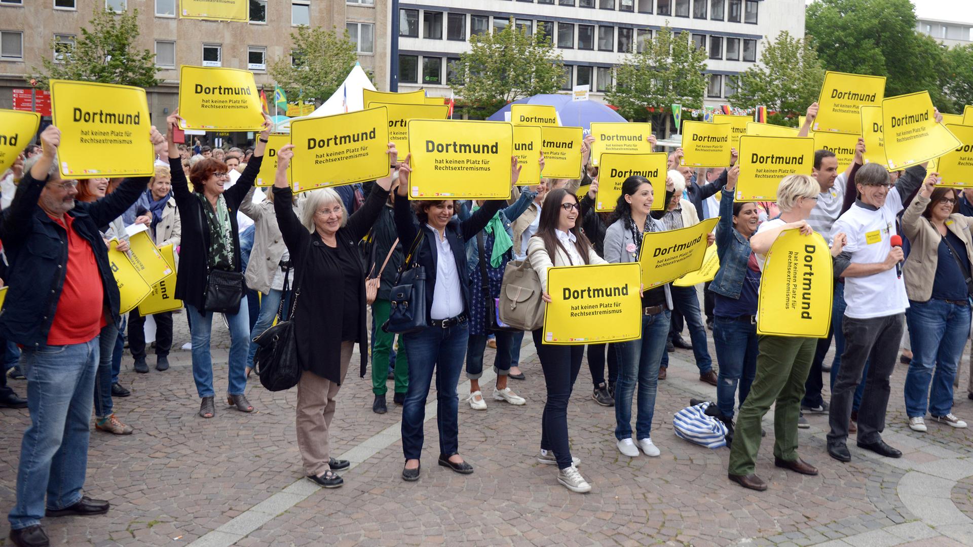 Bürger halten in Dortmund (Nordhein-Westfalen) vor dem Rathaus während einer Demonstration Schilder gegen Rechtsextremismus hoch. Bürger halten in Dortmund (Nordhein-Westfalen) vor dem Rathaus während einer Demonstration Schilder gegen Rechtsextremismus hoch.