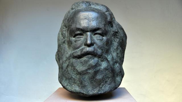 Eine Büste von Karl Marx, erschaffen von dessen Urenkel Karl-Jean Lonquet (1904-1981), steht am 06.05.2016 im Karl-Marx-Haus in Trier. Die Büste war bislang im Familienbesitz.