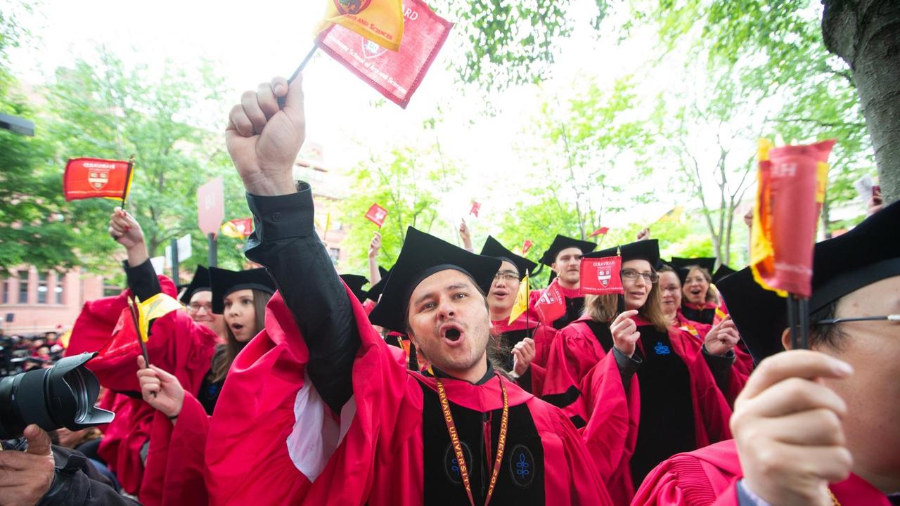 Harvard-Studierende jubeln am Tag, an dem Bundeskanzlerin Angela Merkel einen Ehrendoktor der renommierten US-Universität erhält und im Anschluss eine Rede hält Harvard-Studierende jubeln am Tag, an dem Bundeskanzlerin Angela Merkel einen Ehrendoktor der renommierten US-Universität erhält und im Anschluss eine Rede hält