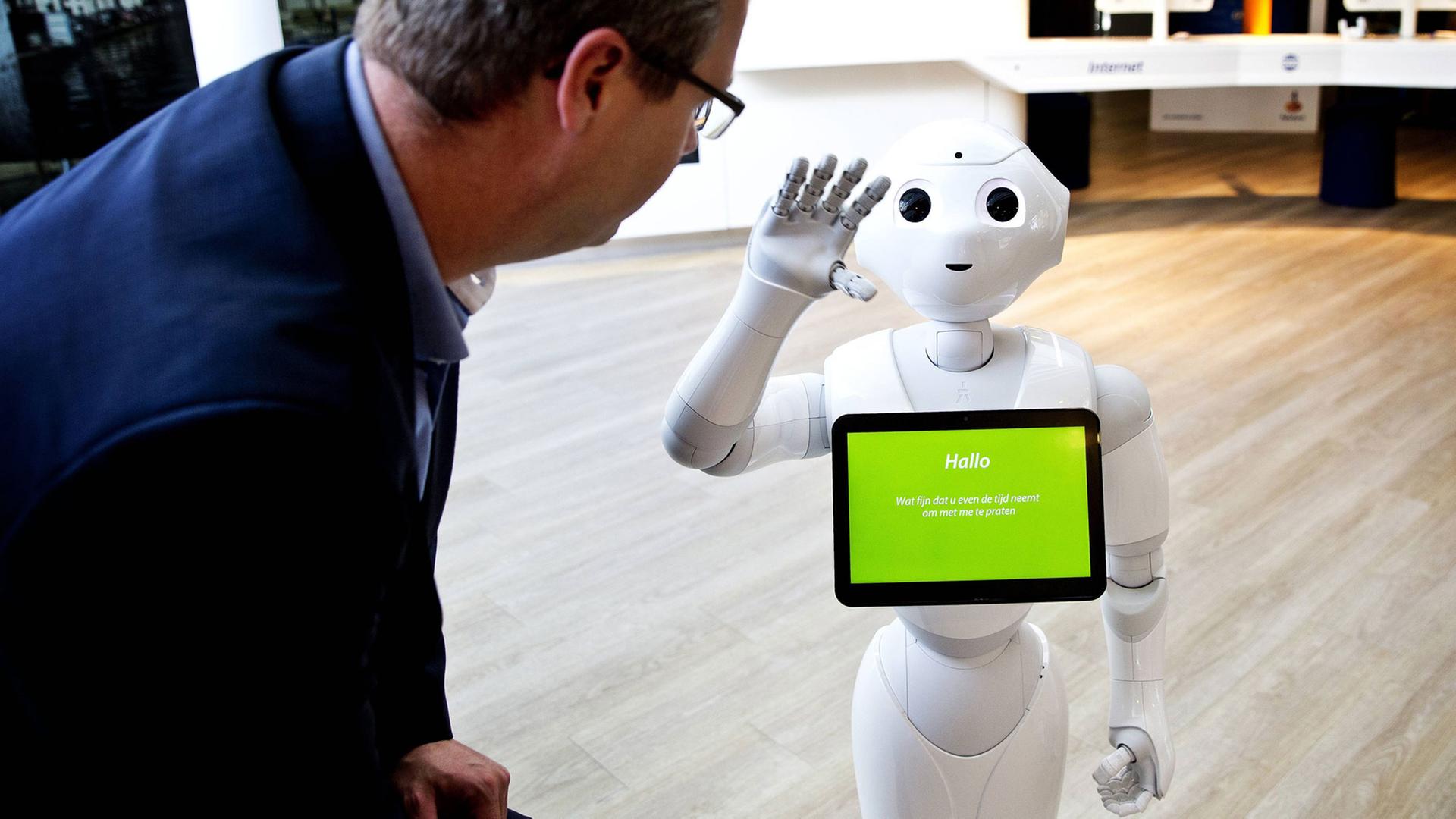 Der humanoide Roboter "Pepper" ist so programmiert, dass er auf die Gefühlslage seiner Gesprächspartner reagiert. Der humanoide Roboter "Pepper" ist so programmiert, dass er auf die Gefühlslage seiner Gesprächspartner reagiert.