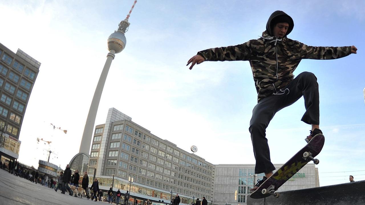 Skateboard-Fahrer auf dem Berliner Alexanderplatz Skateboard-Fahrer auf dem Berliner Alexanderplatz