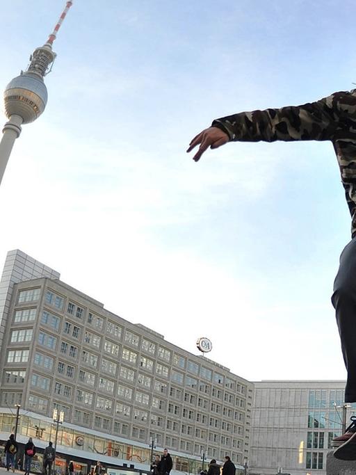 Skateboard-Fahrer auf dem Berliner Alexanderplatz