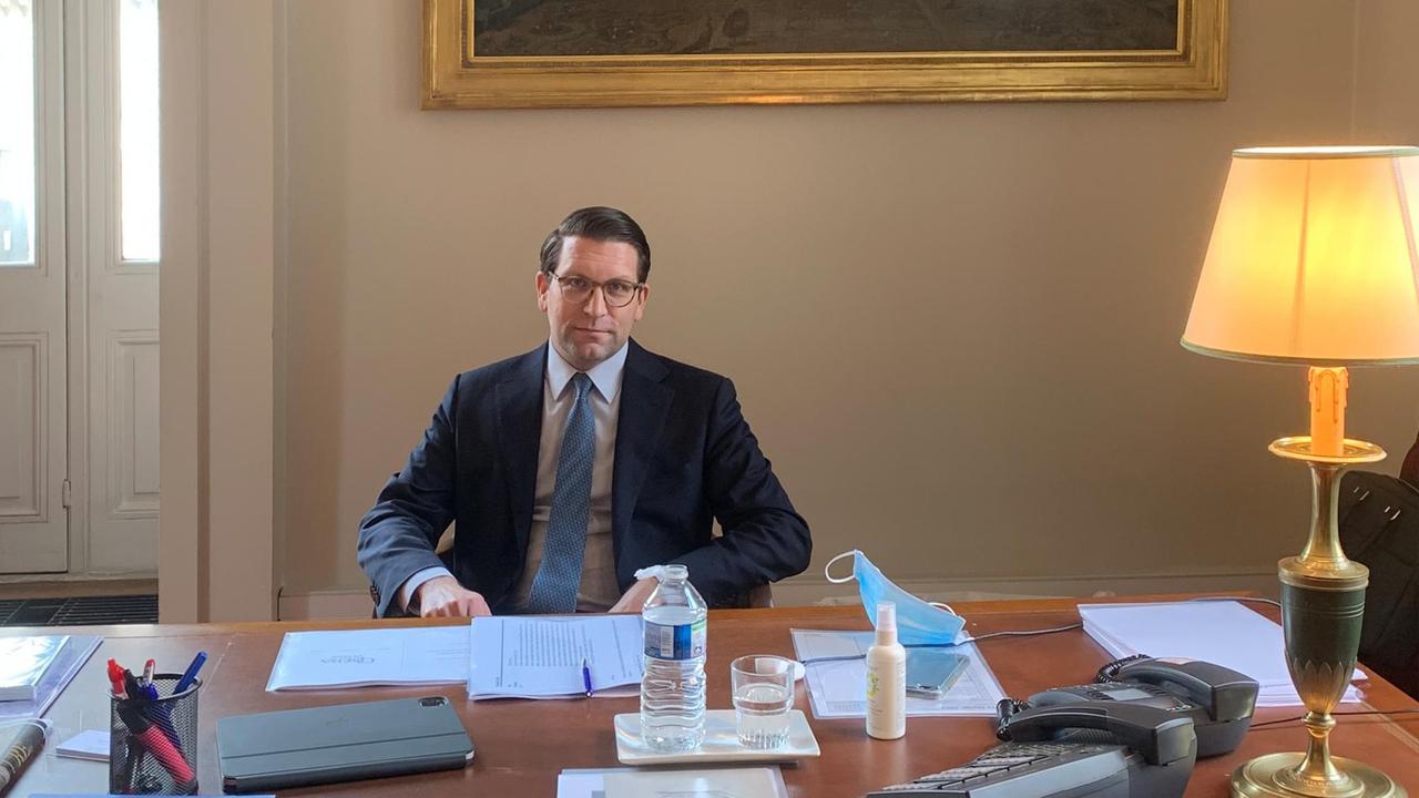 Alexander Neef sitzt an seinem Schreibtisch in der Oper und schaut in die Kamera Alexander Neef sitzt an seinem Schreibtisch in der Oper und schaut in die Kamera