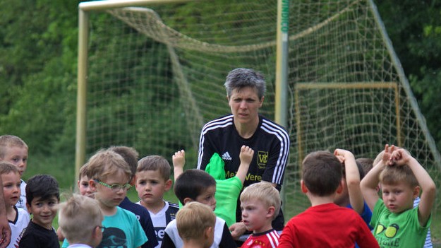 Birte Weiß mit den Kindern des VFL Westercelle auf dem Trainingsplatz. Birte Weiß mit den Kindern des VFL Westercelle auf dem Trainingsplatz.