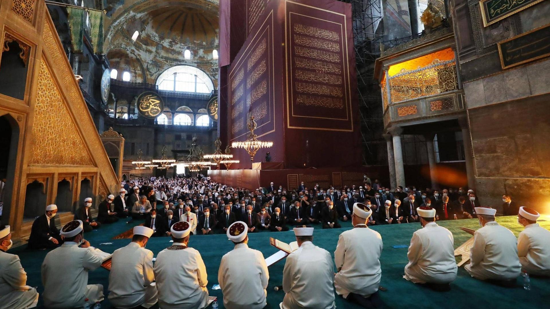 Gläubige Muslime versammeln sich zum ersten Gebet in der Hagia Sophia, seitdem sie wieder als Moschee benutzt wird.