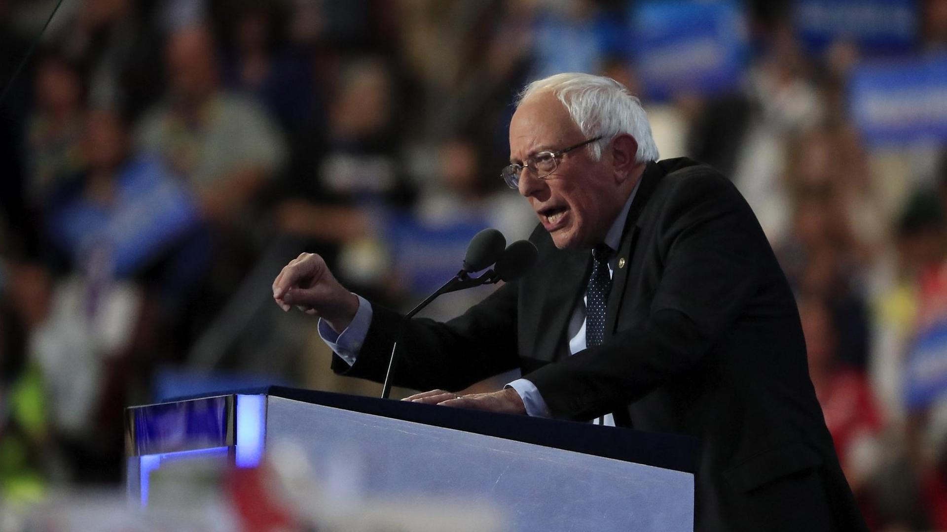 Bernie Sanders, der unterlegene Präsidentschaftsbewerber der Demokraten, spricht auf dem Nominierungsparteitag in Philadelphia. Bernie Sanders, der unterlegene Präsidentschaftsbewerber der Demokraten, spricht auf dem Nominierungsparteitag in Philadelphia.