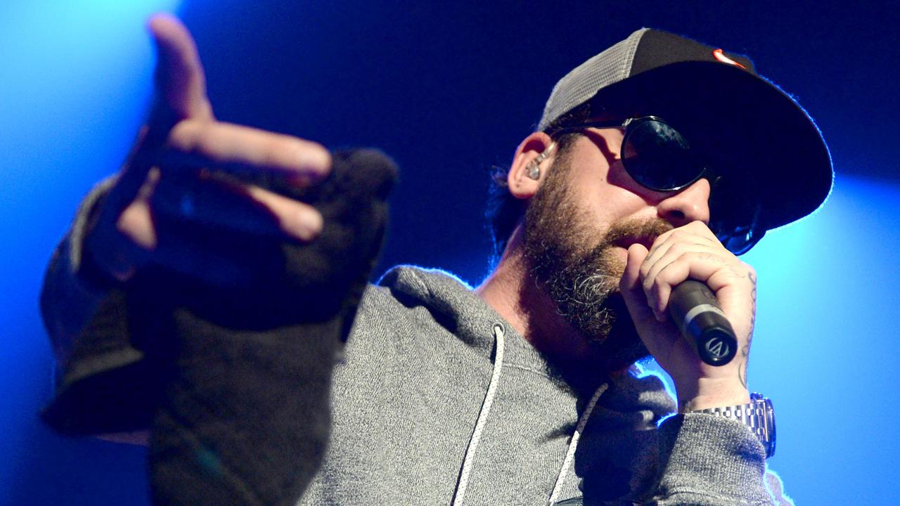 Der Rapper Sido steht auf einer Bühne. Der Rapper Sido steht auf einer Bühne.