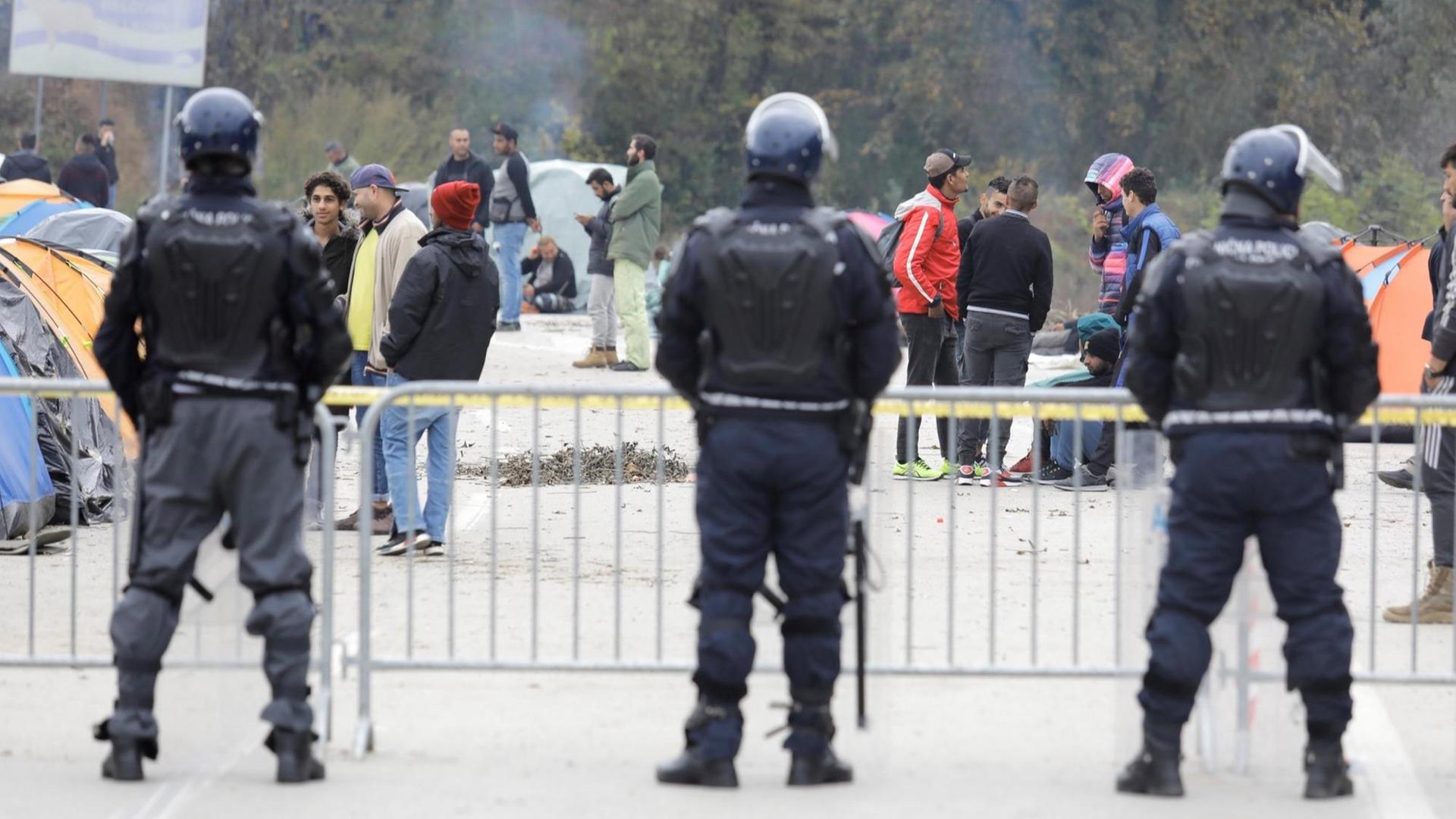 Migranten an der Grenze zwischen Bosnien-Herzegowina und Kroatien: Laut Menschenrechtsorganisationen ist es auch hier zu Gewalt gegen Flüchtlinge gekommen. Migranten an der Grenze zwischen Bosnien-Herzegowina und Kroatien: Laut Menschenrechtsorganisationen ist es auch hier zu Gewalt gegen Flüchtlinge gekommen.