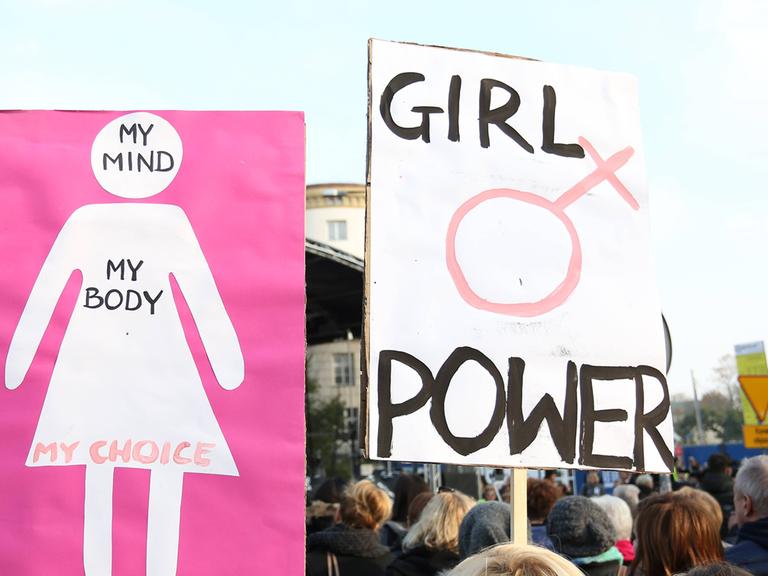 Frauen demonstrieren für das Recht auf Abtreibung in Warschau.
