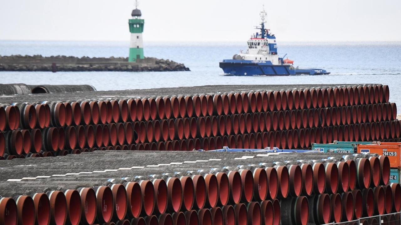 Aufeinender gestapelte Rohre für den Bau der Erdgaspipeline Nord Stream 2 werden im Hafen Mukran auf der Insel Rügen gelagert. Aufeinender gestapelte Rohre für den Bau der Erdgaspipeline Nord Stream 2 werden im Hafen Mukran auf der Insel Rügen gelagert.