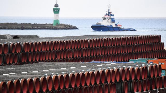 Aufeinender gestapelte Rohre für den Bau der Erdgaspipeline Nordstream 2 werden im Hafen Mukran auf der Insel Rügen gelagert. 