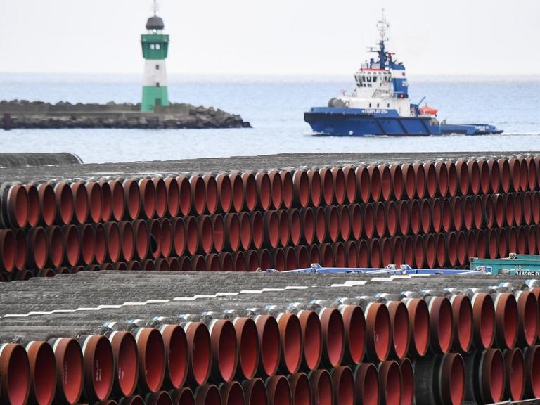 Aufeinender gestapelte Rohre für den Bau der Erdgaspipeline Nordstream 2 werden im Hafen Mukran auf der Insel Rügen gelagert. 