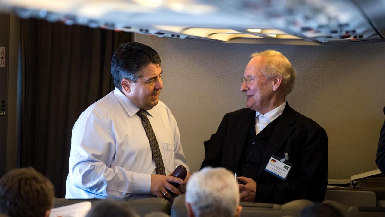 Der ehemalige Bundeswirtschaftsminister Sigmar Gabriel (SPD) im Gespräch mit dem Architekten Eckhard Gerber Der ehemalige Bundeswirtschaftsminister Sigmar Gabriel (SPD) im Gespräch mit dem Architekten Eckhard Gerber