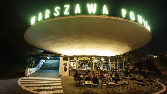 Ein Café an einem Warschauer Bahnhof