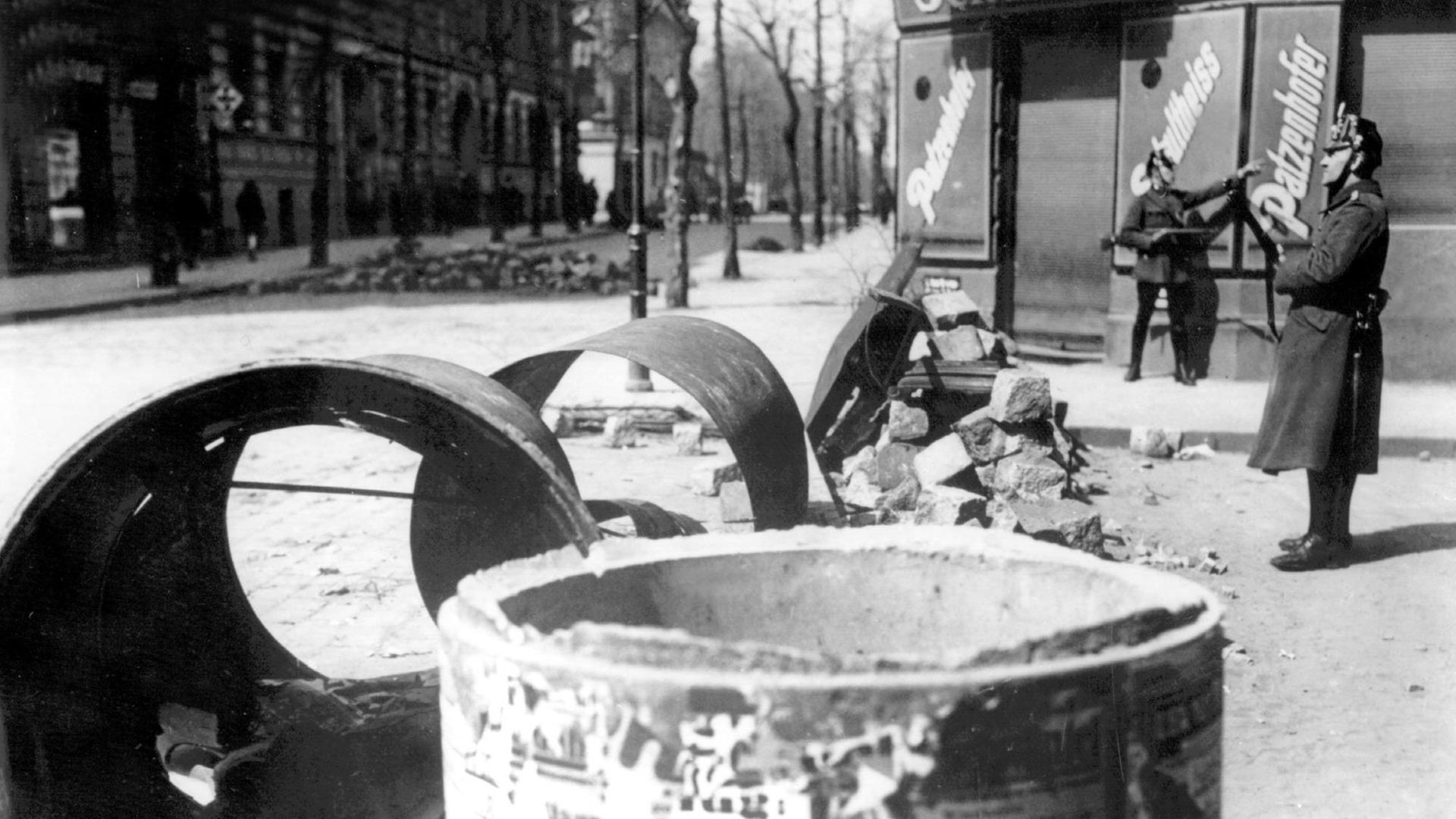 Eine Barrikade an der Prinz Handjery Ecke Falkstraße in Berlin Neukölln, wo am 1. Mai 1929 eine Straßenschlacht stattfand.