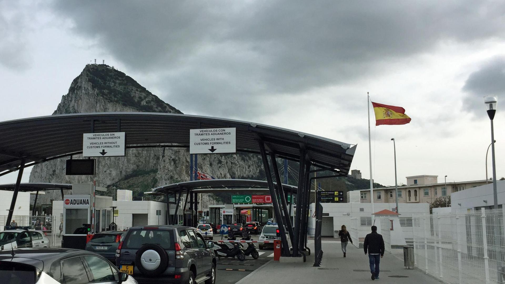 An der Grenze zwischen Spanien und Gibraltar stauen sich die Autos. An der Grenze zwischen Spanien und Gibraltar stauen sich die Autos.