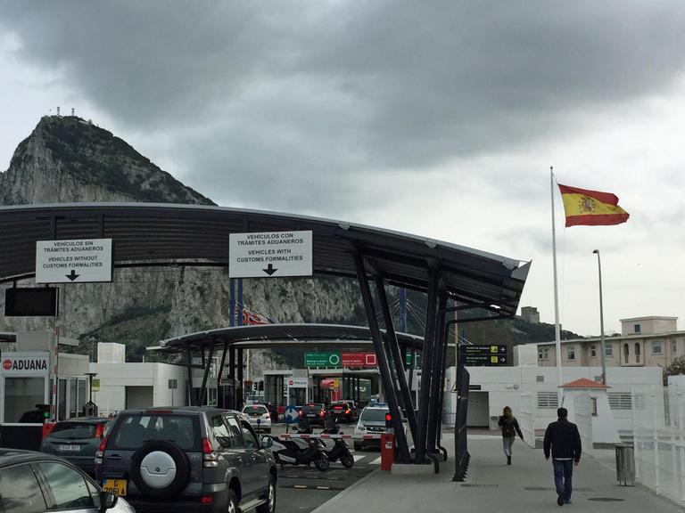 An der Grenze zwischen Spanien und Gibraltar stauen sich die Autos.