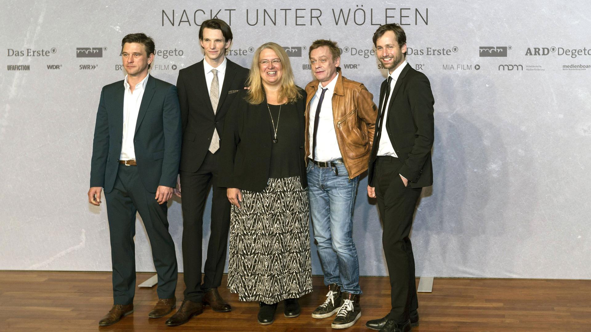 Peter Schneider, Sabin Tambrea, Jana Brandt, Sylvester Groth und Florian Stetter (v. links) bei der Premiere des ARD Fernsehfilms "Nackt unter Wölfen" Peter Schneider, Sabin Tambrea, Jana Brandt, Sylvester Groth und Florian Stetter (v. links) bei der Premiere des ARD Fernsehfilms "Nackt unter Wölfen"