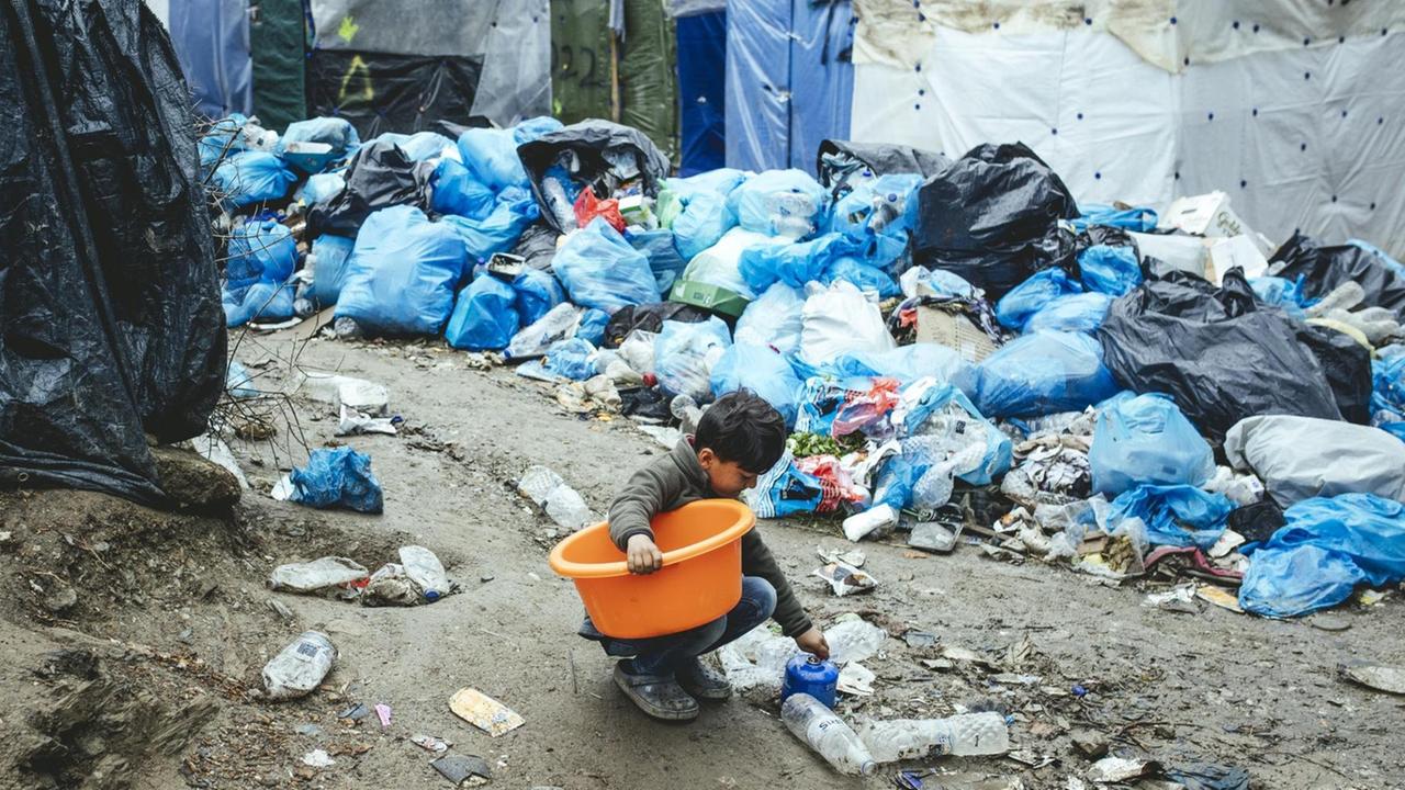 Das Foto zeigt ein Kind, das im Flüchtlingslager Moria auf Lesbos Müll nach Verwertbarem durchsucht - die Zustände in dem Lager sind kaum noch zu beschreiben. Das Foto zeigt ein Kind, das im Flüchtlingslager Moria auf Lesbos Müll nach Verwertbarem durchsucht - die Zustände in dem Lager sind kaum noch zu beschreiben.