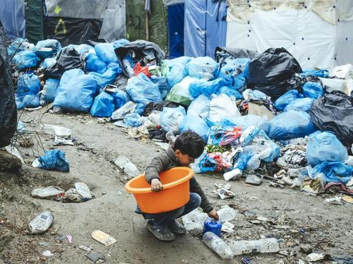 Das Foto zeigt ein Kind, das im Flüchtlingslager Moria auf Lesbos Müll nach Verwertbarem durchsucht - die Zustände in dem Lager sind kaum noch zu beschreiben.