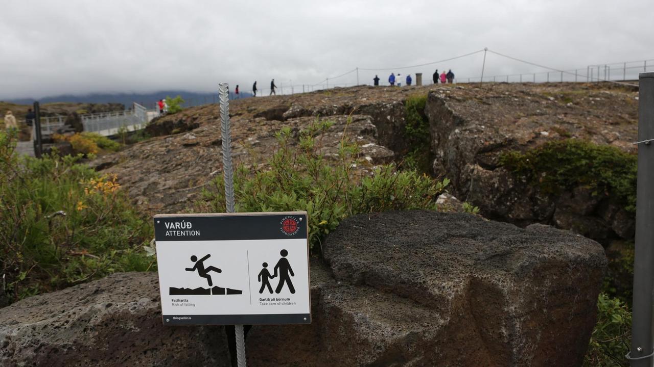 An den isländischen Naturwundern warnen immer mehr Schilder unvorsichtige Besucher. Das gehört zu den Schattenseiten des Tourismus-Booms in Island. 