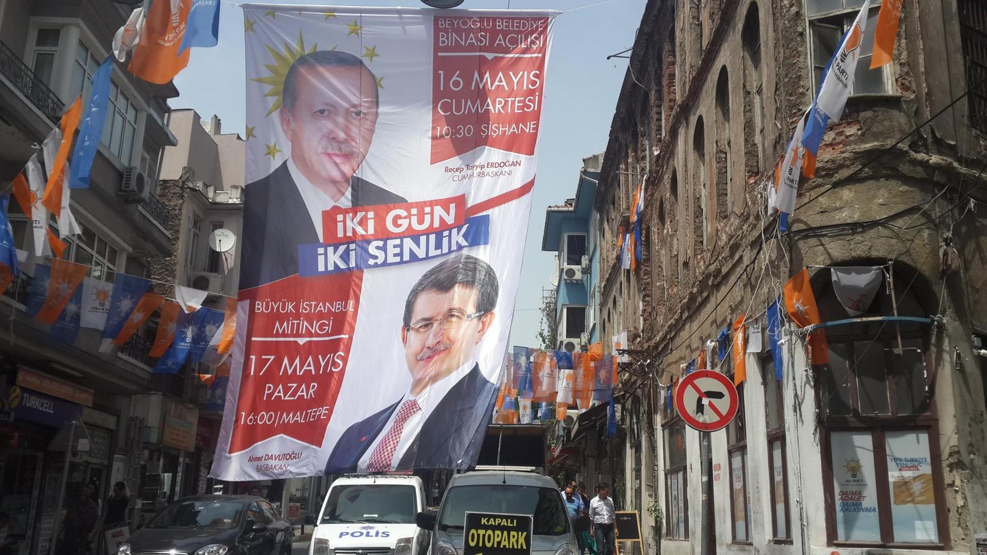 Wahlwerbung der Regierungspartei AKP mit Bildern des Präsidenten Erdogan und des Ministerpräsidenten Davutoglu Wahlwerbung der Regierungspartei AKP mit Bildern des Präsidenten Erdogan und des Ministerpräsidenten Davutoglu