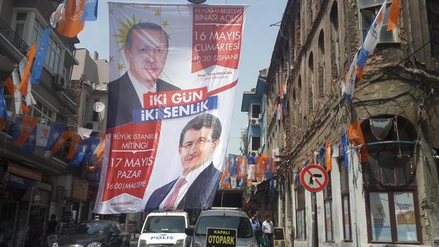Wahlwerbung der Regierungspartei AKP mit Bildern des Präsidenten Erdogan und des Ministerpräsidenten Davutoglu