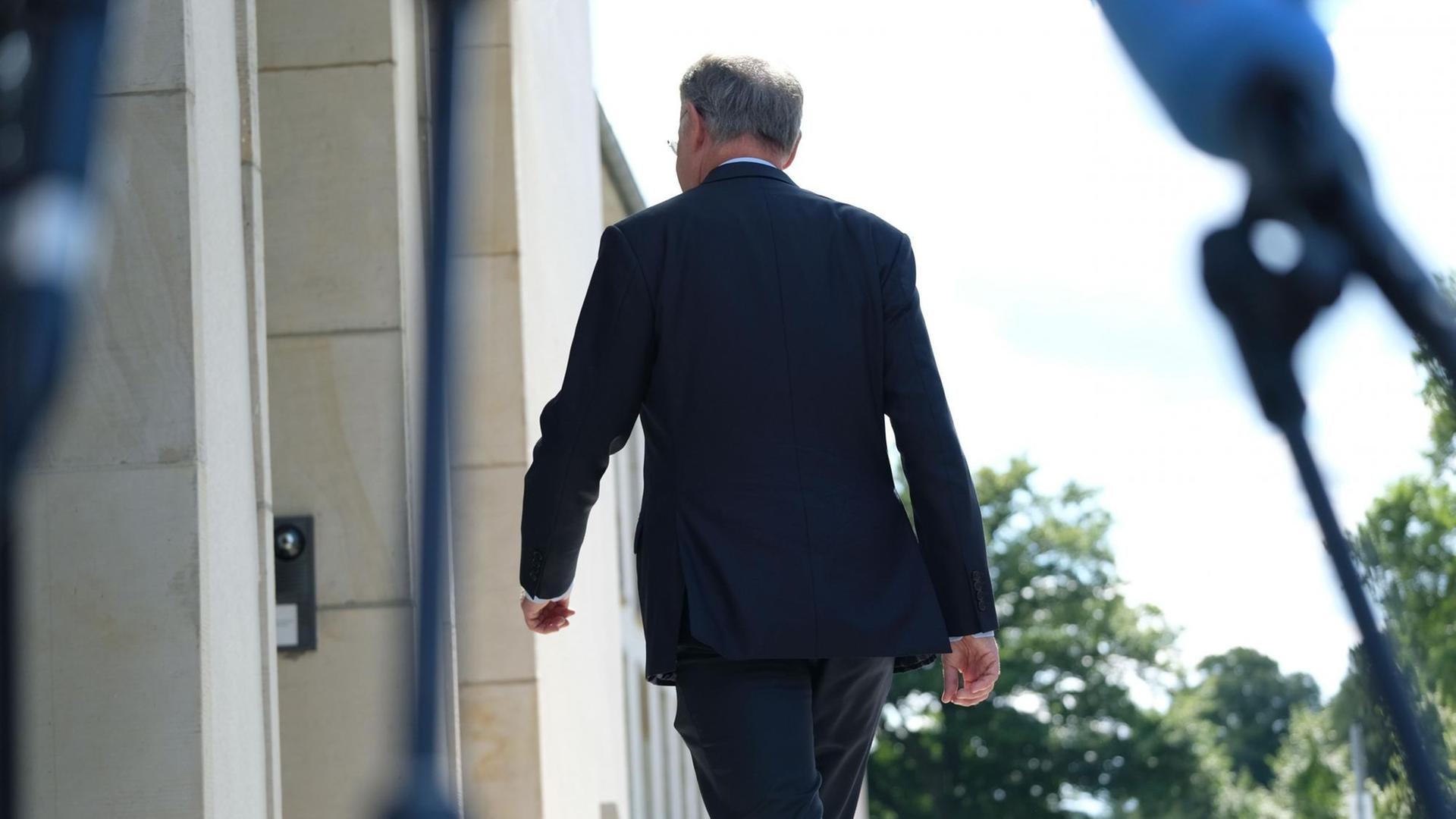 Der niedersächsische Ministerpräsident Weil auf dem Weg zurück in die Staatskanzlei Der niedersächsische Ministerpräsident Weil auf dem Weg zurück in die Staatskanzlei