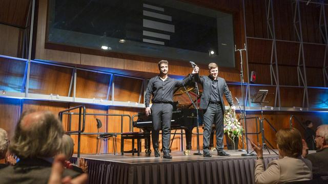 Matvey Demin, Flöte und Raúl da Costa, Klavier, stehen und nehmen freudig den Applaus des Publikums entgegen. Raderbergkonzert im Deutschlandfunk, 08.10.2019
