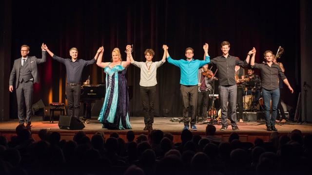 Alle Künstler stehen Siegerabend der Kabarettbundesliga am 29.6.2016 im Theater "die Wühlmäuse" in Berlin auf der Bühne und verbeugen sich.